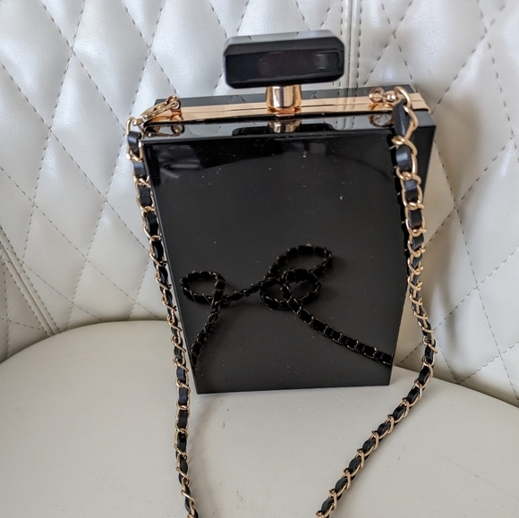 Elegant Black and Gold Paris Chain Bag - Picture 3 of 9